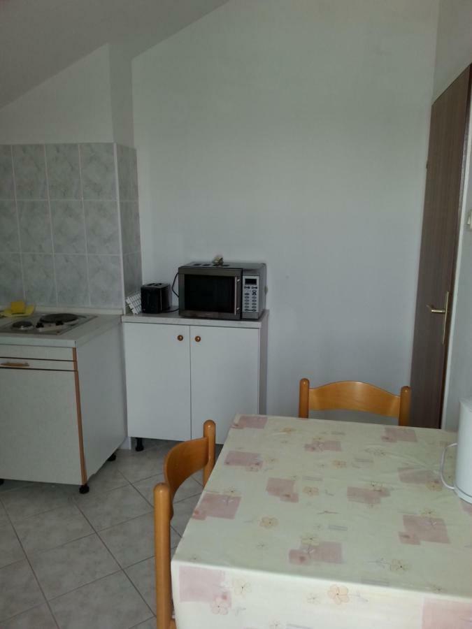 Guesthouse Lidija Kukljica Bagian luar foto
