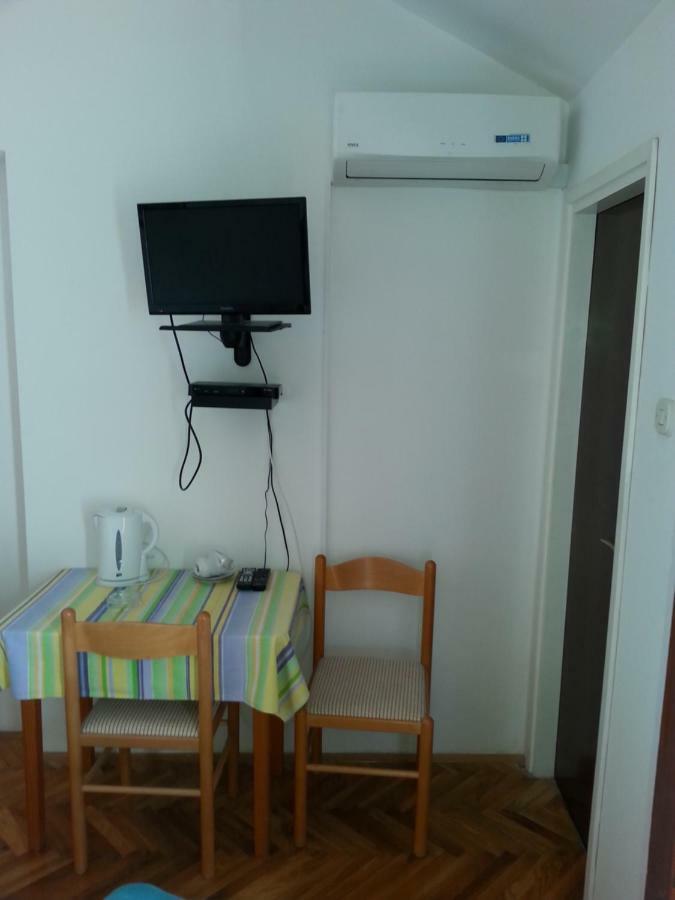 Guesthouse Lidija Kukljica Bagian luar foto